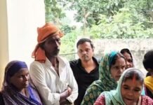 बस्ती में 20 दिन से गांव में बिजली गुल:महिलाओं ने प्रतापपुर फीडर घेरा; बोलीं- अब और परेशानी नहीं सहेंगे बस्ती में 20 दिन से गांव में बिजली गुल:महिलाओं ने प्रतापपुर फीडर घेरा; बोलीं- अब और परेशानी नहीं सहेंगे
