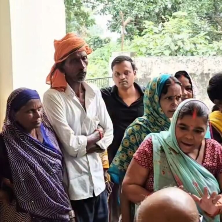 बस्ती में 20 दिन से गांव में बिजली गुल:महिलाओं ने प्रतापपुर फीडर घेरा; बोलीं- अब और परेशानी नहीं सहेंगे