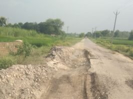 सड़क एक साल में उखड़ी:बलरामपुर में PWD ने बनाई थी, जगह-जगह गड्ढे; राहगीर हो रहे चोटिल