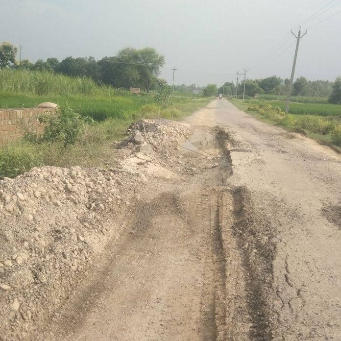 सड़क एक साल में उखड़ी:बलरामपुर में PWD ने बनाई थी, जगह-जगह गड्ढे; राहगीर हो रहे चोटिल