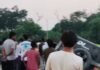 बरहुआ बाजार में महिंद्रा थार फंसी:घंटों की मशक्कत के बाद ट्रैक्टर से बाहर निकाली गई गाड़ी बरहुआ बाजार में महिंद्रा थार फंसी:घंटों की मशक्कत के बाद ट्रैक्टर से बाहर निकाली गई गाड़ी