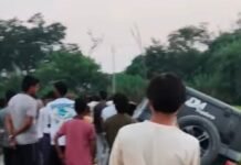 बरहुआ बाजार में महिंद्रा थार फंसी:घंटों की मशक्कत के बाद ट्रैक्टर से बाहर निकाली गई गाड़ी बरहुआ बाजार में महिंद्रा थार फंसी:घंटों की मशक्कत के बाद ट्रैक्टर से बाहर निकाली गई गाड़ी