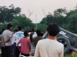 बरहुआ बाजार में महिंद्रा थार फंसी:घंटों की मशक्कत के बाद ट्रैक्टर से बाहर निकाली गई गाड़ी