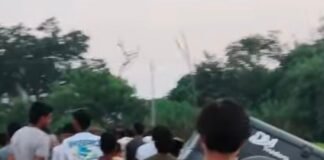 बरहुआ बाजार में महिंद्रा थार फंसी:घंटों की मशक्कत के बाद ट्रैक्टर से बाहर निकाली गई गाड़ी बरहुआ बाजार में महिंद्रा थार फंसी:घंटों की मशक्कत के बाद ट्रैक्टर से बाहर निकाली गई गाड़ी