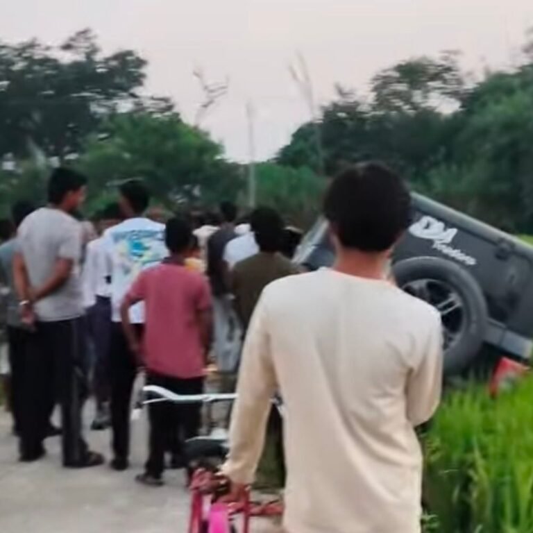 बरहुआ बाजार में महिंद्रा थार फंसी:घंटों की मशक्कत के बाद ट्रैक्टर से बाहर निकाली गई गाड़ी