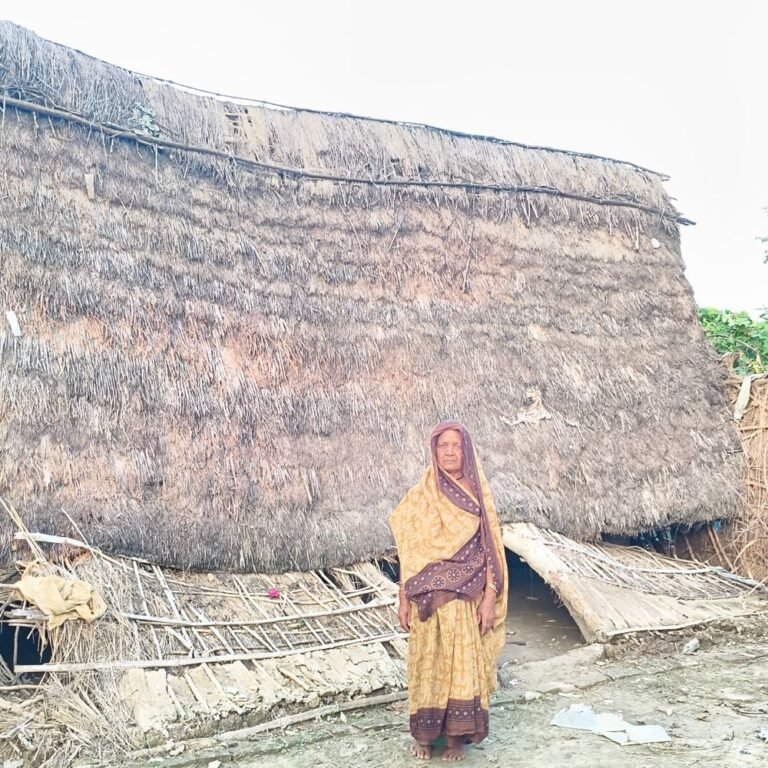 बहराइच में तेज हवा से विधवा का कच्चा मकान गिरा:प्रशासन से आपदा राहत और सुरक्षित आवास दिलाने की मांग मदद की गुहार