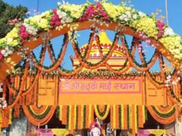 नवरात्र का शुभारंभ, देवी मंदिरों में उमड़ा आस्था का सैलाब:सिसवा में मां शैलपुत्री की आराधना से गूंजे देवी मंदिर, दर्शन को उमड़ी श्रद्धालुओं की भीड़