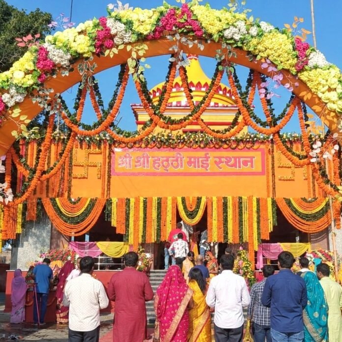 27d3e791-2f69-4302-b2c9-f6a8455ff29d_1791694441576.jpg नवरात्र का शुभारंभ, देवी मंदिरों में उमड़ा आस्था का सैलाब:सिसवा में मां शैलपुत्री की आराधना से गूंजे देवी मंदिर, दर्शन को उमड़ी श्रद्धालुओं की भीड़