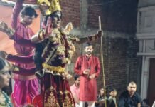 पयागपुर में सजा मां दुर्गा का भव्य दरबार:जागरण में महिषासुर वध का मंचन, गूंजे मां के जयकारे पयागपुर में सजा मां दुर्गा का भव्य दरबार:जागरण में महिषासुर वध का मंचन, गूंजे मां के जयकारे