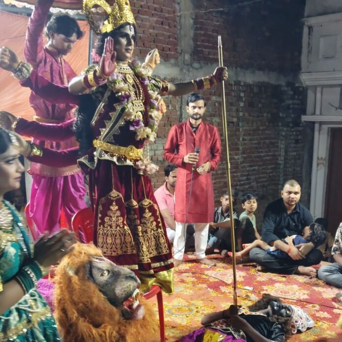 पयागपुर में सजा मां दुर्गा का भव्य दरबार:जागरण में महिषासुर वध का मंचन, गूंजे मां के जयकारे