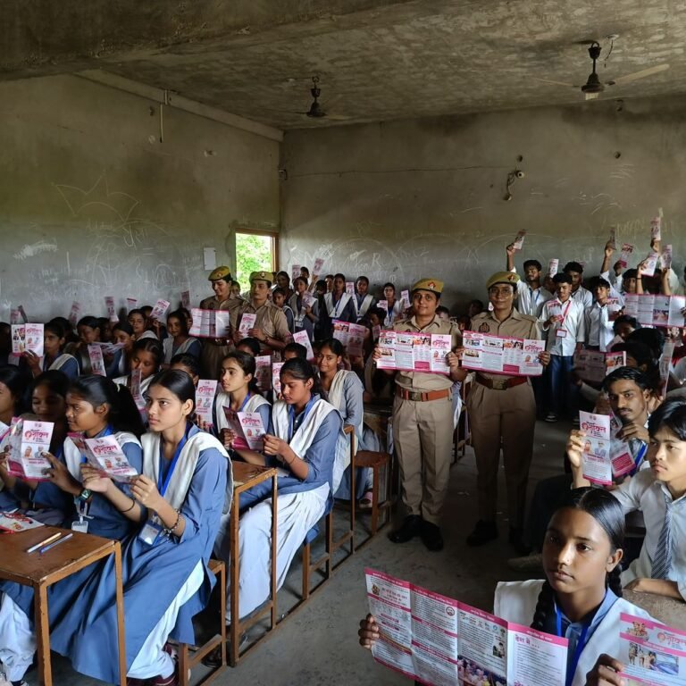 बहराइच में छात्राओं को बताए महिला सुरक्षा के हेल्पलाइ नंबर:महिला सुरक्षा और साइबर अपराध के बारे में भी दी गई जानकारी