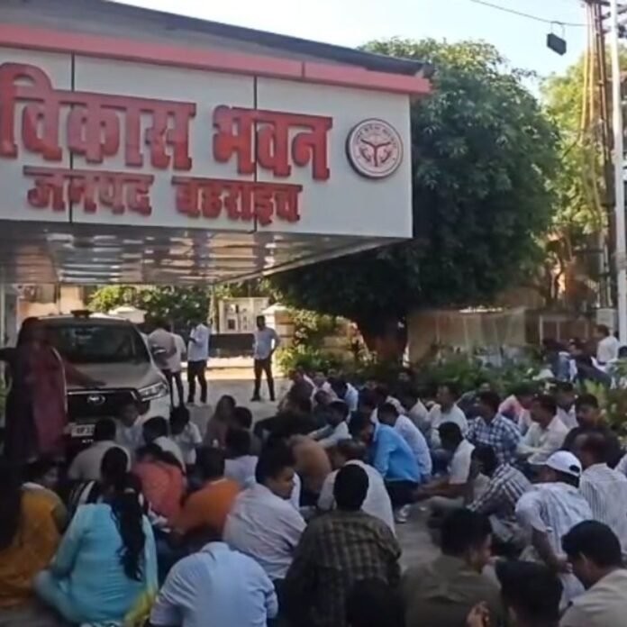 ग्राम पंचायत और ग्राम विकास अधिकारियों का धरना:ज्ञापन लेने नहीं पहुंचे अधिकारी, संगठन ने जांच समाप्त करने की मांग की