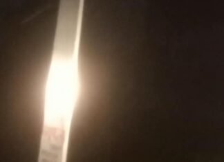 व्यापारियों के प्रदर्शन के बाद बिजली विभाग हरकत में आया:नासिरगंज में रात में भी खंभे लगाने और लाइन दुरुस्त करने का काम तेज