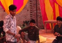 श्रावस्ती के यकघरवा में मां दुर्गा प्रतिमा स्थापना की तैयारी:गुलाबी-पीले कपड़ों से सज रहा पंडाल, शाम को स्थापित होगी प्रतिमा श्रावस्ती के यकघरवा में मां दुर्गा प्रतिमा स्थापना की तैयारी:गुलाबी-पीले कपड़ों से सज रहा पंडाल, शाम को स्थापित होगी प्रतिमा