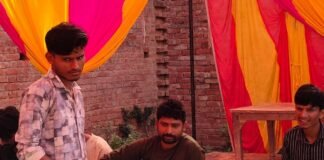 श्रावस्ती के यकघरवा में मां दुर्गा प्रतिमा स्थापना की तैयारी:गुलाबी-पीले कपड़ों से सज रहा पंडाल, शाम को स्थापित होगी प्रतिमा श्रावस्ती के यकघरवा में मां दुर्गा प्रतिमा स्थापना की तैयारी:गुलाबी-पीले कपड़ों से सज रहा पंडाल, शाम को स्थापित होगी प्रतिमा