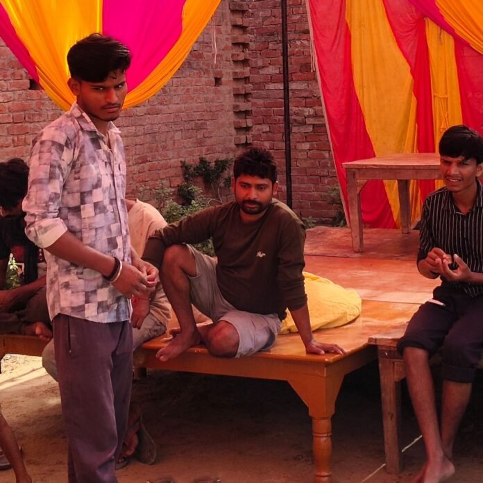 श्रावस्ती के यकघरवा में मां दुर्गा प्रतिमा स्थापना की तैयारी:गुलाबी-पीले कपड़ों से सज रहा पंडाल, शाम को स्थापित होगी प्रतिमा