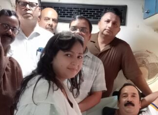 कुष्ठ आश्रम में एडीएम-डीएफओ ने गांधी-शास्त्री को किया नमन:कई संस्थानों में मनाई गई जयंती, कुष्ठ आश्रम में हुआ रक्तदान और वस्त्र वितरण
