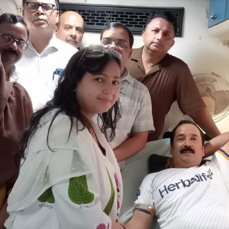 कुष्ठ आश्रम में एडीएम-डीएफओ ने गांधी-शास्त्री को किया नमन:कई संस्थानों में मनाई गई जयंती, कुष्ठ आश्रम में हुआ रक्तदान और वस्त्र वितरण