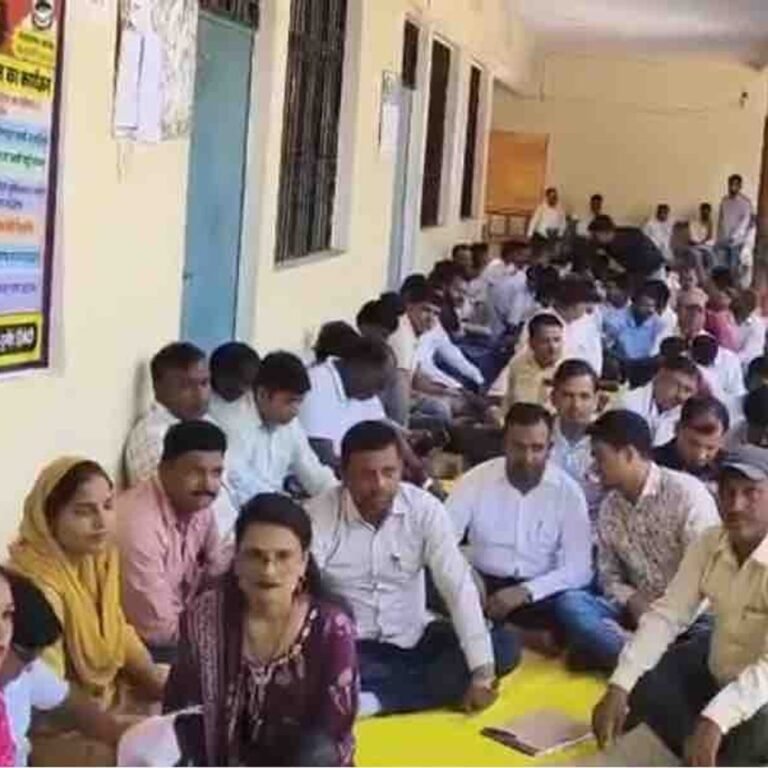 हरैया में लेखपालों ने 17 अक्टूबर से कार्य बहिष्कार:8 सूत्रीय मांगों को लेकर मुख्यमंत्री को सौंपा ज्ञापन