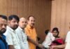 बस्ती में दिव्यांग बेटी की मां को ट्रस्ट ने दी:आर्थिक तंगी से जूझ रही रूपा गुप्ता को मिला सहयोग, आगे भी मदद का भरोसा