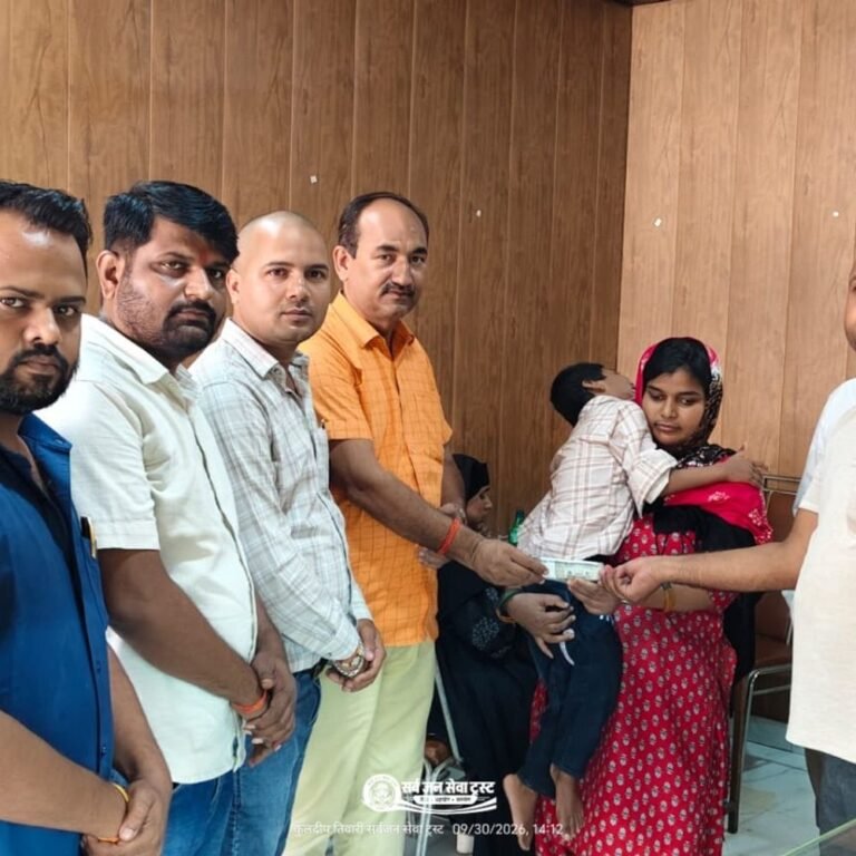 बस्ती में दिव्यांग बेटी की मां को ट्रस्ट ने दी:आर्थिक तंगी से जूझ रही रूपा गुप्ता को मिला सहयोग, आगे भी मदद का भरोसा