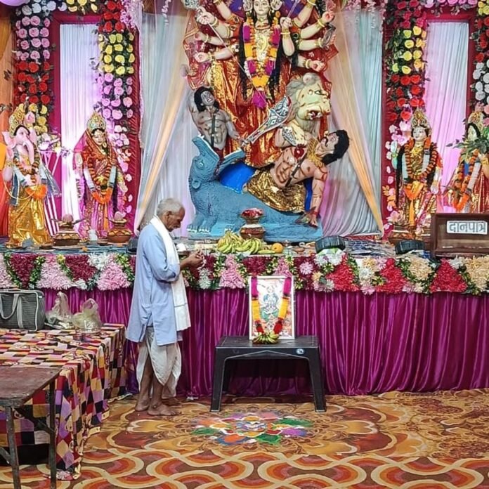 शारदीय नवरात्र के तीसरे दिन मां दुर्गा की पूजा:शंकरपुर में श्रद्धालुओं ने फेरे लगाकर परिवार की सुख-समृद्धि का आशीर्वाद मांगा, गांव भक्तिमय हुआ