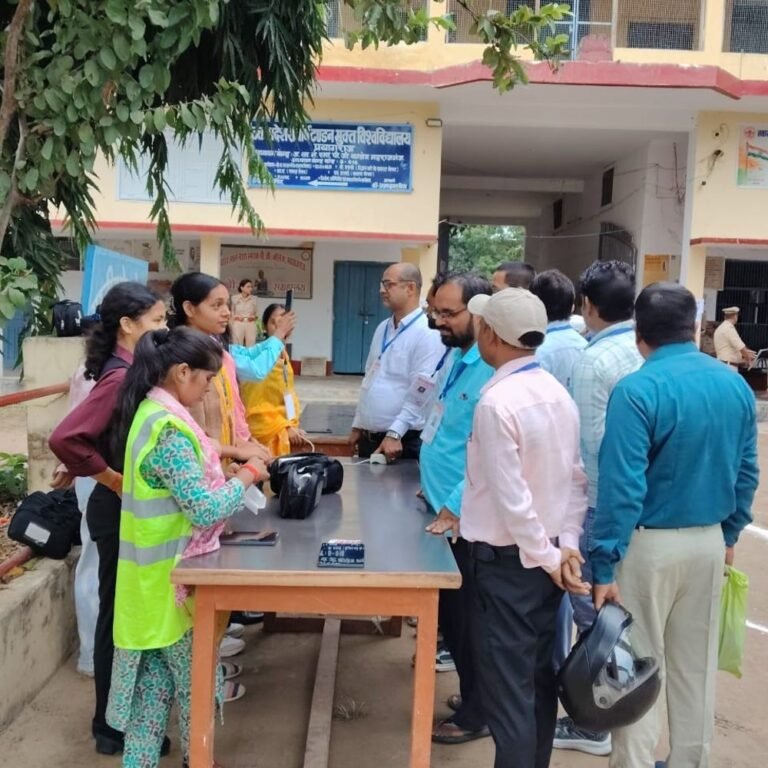 महराजगंज के 11 केंद्रों पर पीईटी परीक्षा शुरू:दो पालियों में 4,872 अभ्यर्थी देंगे परीक्षा, जांच के बाद प्रवेश