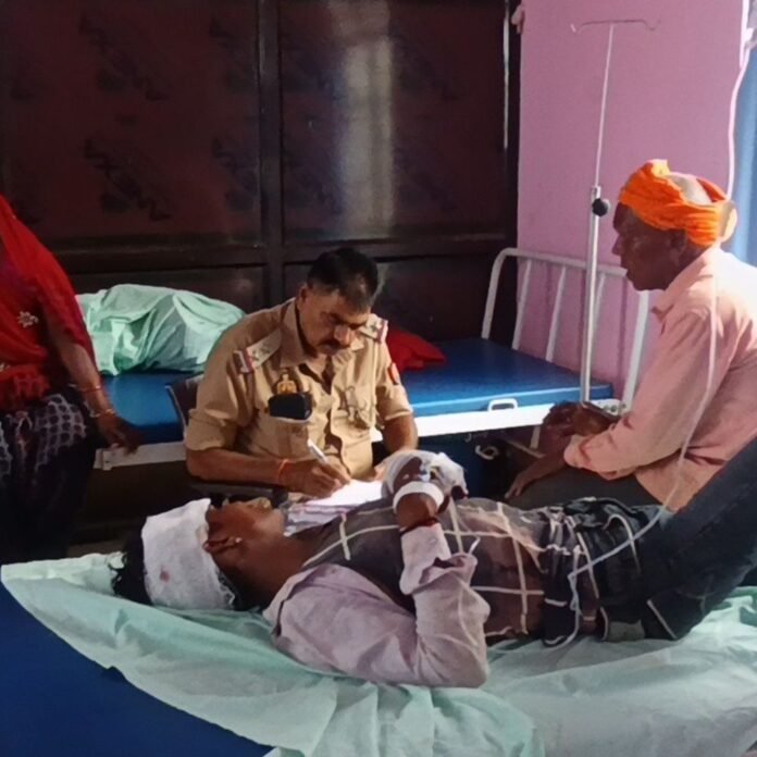 श्रावस्ती में ई-रिक्शा की टक्कर से दो बाइक सवार घायल:दोनों को बहराइच और भिनगा अस्पताल रेफर किया गया