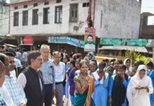 श्रावस्ती में गांधी जयंती पर निकली प्रभातफेरी:लोगों को विधिक अधिकारों और पॉक्सो एक्ट के बारे में बताया गया