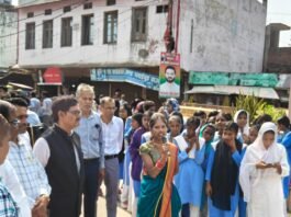 श्रावस्ती में गांधी जयंती पर निकली प्रभातफेरी:लोगों को विधिक अधिकारों और पॉक्सो एक्ट के बारे में बताया गया
