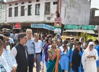 श्रावस्ती में गांधी जयंती पर निकली प्रभातफेरी:लोगों को विधिक अधिकारों और पॉक्सो एक्ट के बारे में बताया गया