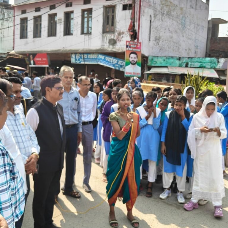 श्रावस्ती में गांधी जयंती पर निकली प्रभातफेरी:लोगों को विधिक अधिकारों और पॉक्सो एक्ट के बारे में बताया गया