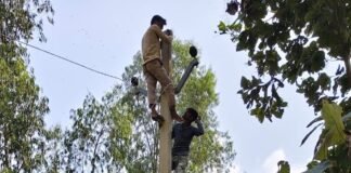 श्रावस्ती के संभारपुरवा गांव में 8 दिन से बिजली ठप:आंधी-तूफान से टूटे पोल, सप्लाई बहाल होने की उम्मीद
