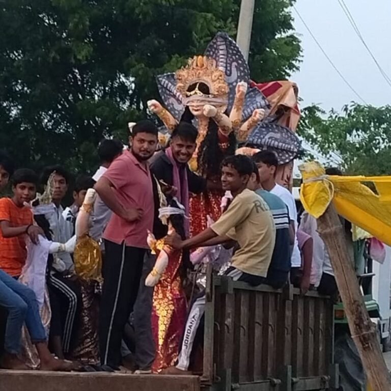 बस्ती में दुर्गा पूजा पंडाल सजने लगे:चिलमा बाजार में नवरात्र की तैयारियां तेज, श्रद्धालुओं को मां के आगमन का इंतजार