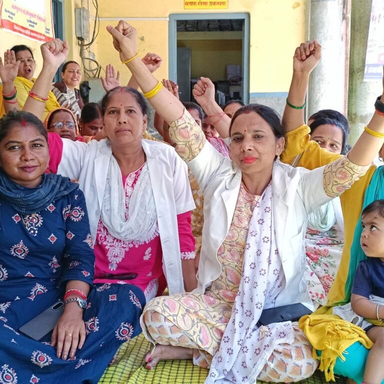 सिसवा में स्टाफ नर्सों का अनिश्चितकालीन आंदोलन शुरू:नियमितीकरण से समान वेतन तक की मांग पर अड़ीं स्टाफ नर्सें; कार्य बहिष्कार और धरना जारी रखने का ऐलान