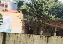 बस्ती में स्कूल के तीन तरफ नदी का पानी:बच्चों की पढ़ाई जारी, पीछे से सटकर बह रही तेज धारा; सुरक्षा पर उठे सवाल बस्ती में स्कूल के तीन तरफ नदी का पानी:बच्चों की पढ़ाई जारी, पीछे से सटकर बह रही तेज धारा; सुरक्षा पर उठे सवाल