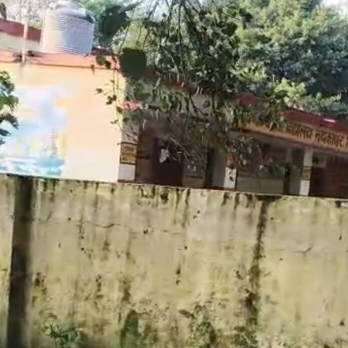 बस्ती में स्कूल के तीन तरफ नदी का पानी:बच्चों की पढ़ाई जारी, पीछे से सटकर बह रही तेज धारा; सुरक्षा पर उठे सवाल