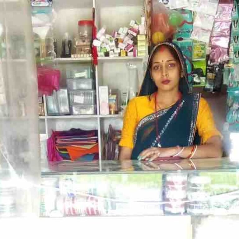 अमृता निषाद ने घर में खोला ब्यूटी पार्लर:खुद आत्मनिर्भर बनीं, अब गांव की दूसरी महिलाओं को भी हुनरमंद बना रही हैं