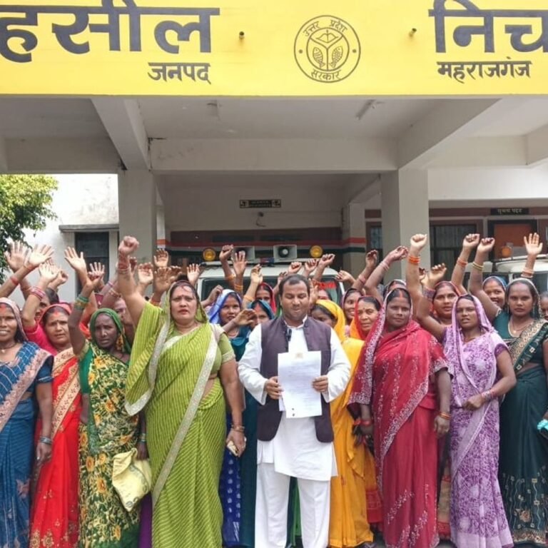 तीन महीने से राशन न मिलने पर महिलाओं का प्रदर्शन:डोमा खास में स्वयं सहायता समूह को कोटे की दुकान देने की मांग, एसडीएम को सौंपा ज्ञापन