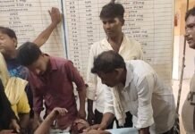 जंगली जानवर सामने आने से बाइक गिरी, दो घायल:मोतीपुर के सामुदायिक स्वास्थ्य केंद्र में भर्ती, नल ठीक कर घर लौट रहे थे