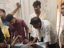 जंगली जानवर सामने आने से बाइक गिरी, दो घायल:मोतीपुर के सामुदायिक स्वास्थ्य केंद्र में भर्ती, नल ठीक कर घर लौट रहे थे