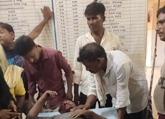 जंगली जानवर सामने आने से बाइक गिरी, दो घायल:मोतीपुर के सामुदायिक स्वास्थ्य केंद्र में भर्ती, नल ठीक कर घर लौट रहे थे