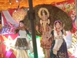 छितलूपुर सराय खास में भव्य झांकी का आयोजन:आदि शक्ति मां दुर्गा पूजा समिति ने किया आयोजन, महिलाओं-बच्चों ने लिया हिस्सा