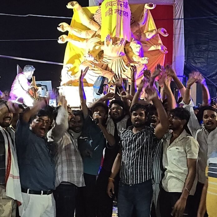 18 घंटे की यात्रा के बाद निचलौल पहुंचीं बड़ी महारानी:स्वागत में उमड़ा आस्था का जनसैलाब, आतिशबाजी और जयकारों से गूंजा नगर