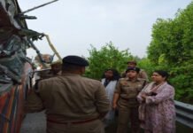 अंबेडकरनगर में बस-ट्रेलर हादसा, 4 की मौत, मृतक में केवल एक की हुई पहचान