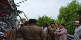 अंबेडकरनगर में बस-ट्रेलर हादसा, 4 की मौत, मृतक में केवल एक की हुई पहचान
