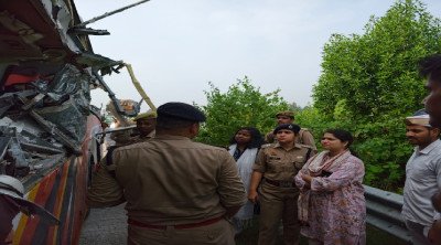 अंबेडकरनगर में बस-ट्रेलर हादसा, 4 की मौत, मृतक में केवल एक की हुई पहचान