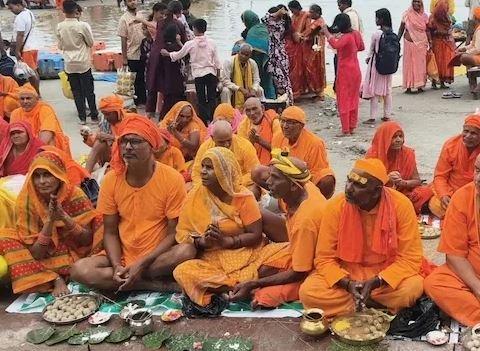 तांबे का लोटा, भोजन में पूड़ी…सर्वपितृ अमावस्या पर करें ये काम, हर गलती माफ कर देंगे पूर्वज