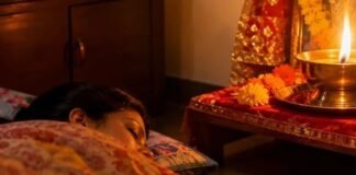 नवरात्र में अखंड ज्योति के पास सोना सही या गलत? क्या कहते हैं धार्मिक नियम