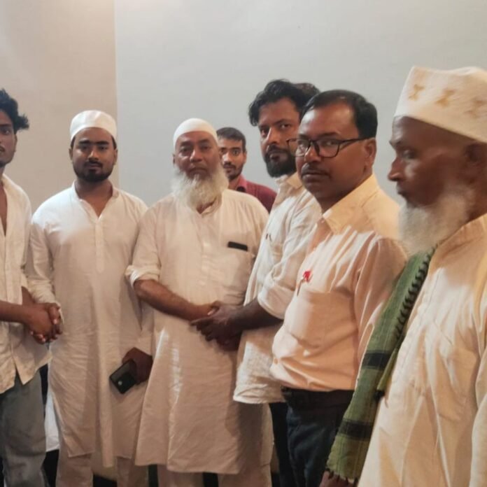 नवाबगंज से उमरा के लिए रवाना हुए जायरीन:हाजी शकील परिवार संग सऊदी अरब रवाना, मौलाना कास्मी ने बताया उमरा का महत्व